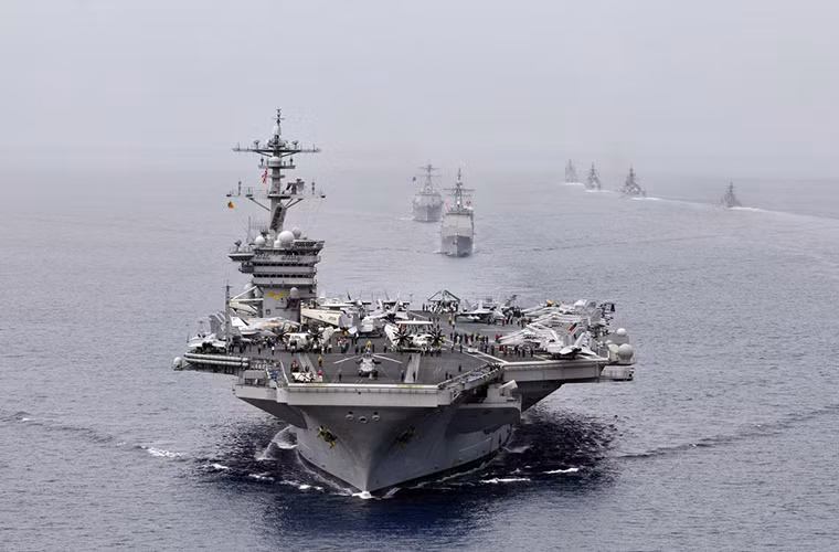 Tàu sân bay USS Carl Vinson (CVN 70) dẫn đầu biên đội tàu chiến gồm tuần dương hạm USS Bunker Hill (CG 52) lớp Ticonderoga và tàu khu trục mang tên lửa USS Halsey (DDG 97) lớp Arleigh Burke trong một đợt tập trận chung với Ấn Độ vào năm 2012. Nguồn ảnh: Business Insider