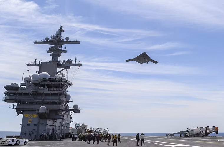 Máy bay không người lái tàng hình Northrop Grumman X-47B cất cánh thử nghiệm trên tàu sân bay USS George HW Bush. Nguồn ảnh: Business Insider