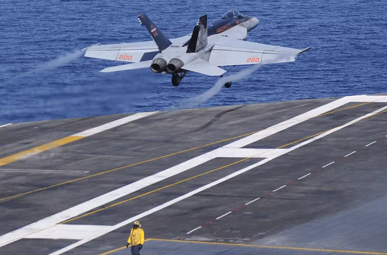 Chiếc F/A-18E Super Hornet có biệt hiệu "Argonauts" thuộc phi đội máy bay chiến đấu 147 cất cánh khỏi tàu USS Nimitz. Nguồn ảnh: Business Insider