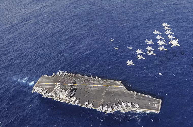 Phi đội tiêm kích trên hạm số 11 CVW-11 bay trình diễn qua tàu sân bay USS Nimitz với những chiếc F/A-18 và E-2 Hawkeye. Nguồn ảnh: Business Insider