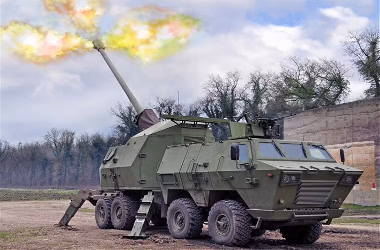 Với các loại đạn pháo 155mm thông thường, tầm bắn tối đa của Nora B-52 là 20km và đạn tăng tầm là 41km. Với hệ thống nạp tự động, mẫu pháo này có tốc độ bắn có thể đạt ba viên trong 20 giây hoặc 6 viên/phút. Ở biến thể Nora B-52K1, nó còn được trang bị thêm một tổ hợp vũ khí điều khiển tự động trang bị súng máy 12.7mm.
