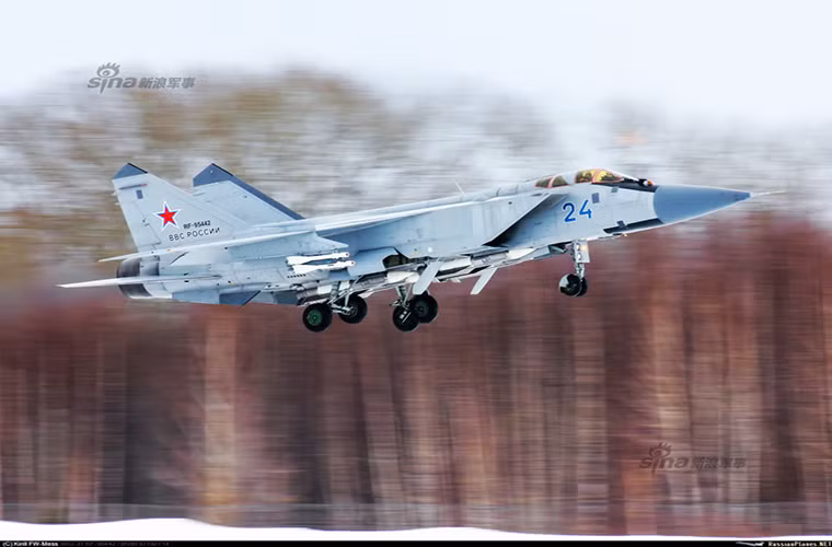 Khoảng khắc tiêm kích đánh chặn siêu âm MiG-31 của Không quân Nga cất cánh mang theo trên thân các tên lửa không đối không R-33S và R-73.