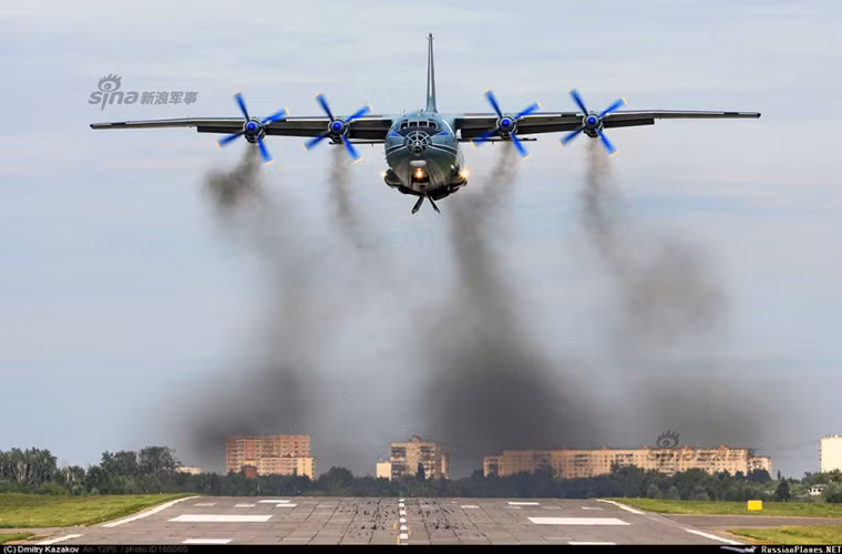 Trong ảnh là máy bay vận tải quân sự hạng trung An-12 của Không quân Nga, nó có thể chở theo tối đa 20 tấn hàng hóa các loại với tầm bay hơn 3.600km.