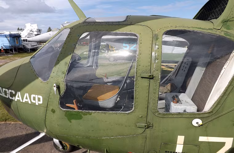 Cận cảnh cabin khá khiêm tốn của Mi-1 với 3 chỗ ngồi dành cho 1 phi công và hai hành khách.