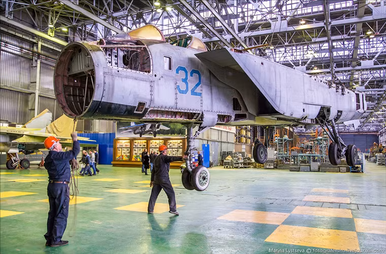 Hiện tại dây chuyền sản xuất MiG-31 đều đã ngưng hoạt động từ năm 1995, do đó việc hiện đại hóa dòng tiêm kích đánh chặn siêu âm này luôn là một thử thách đối với bất cứ nhà máy sửa chữa nào.