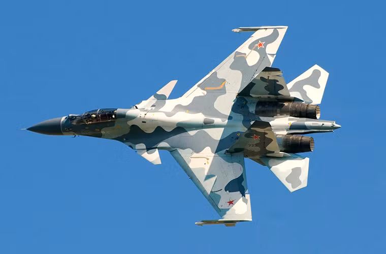 Tiêm kích đa năng Su-30SM của Không quân Nga với camo ngụy trang xanh da trời nhạt tuy nhiên nhìn ở góc độ này nó gần như chỉ có hai màu trắng và xám.