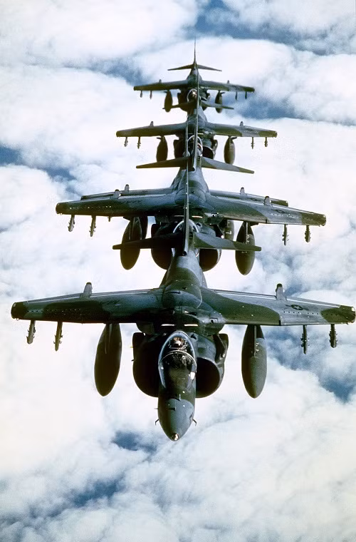 Phi đội chiến đấu cơ AV-8B Harrier II thuộc lực lượng Lính thủy Đánh bộ Mỹ với màu sơn ngụy trang camo woodland.