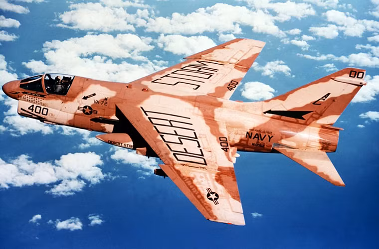 Cường kích hạng nhẹ LTV A-7 Corsair II của Mỹ với màu sơn ngụy trang camo tham gia chiến dịch Bão tạp Sa mạc trên Vịnh Ba Tư.