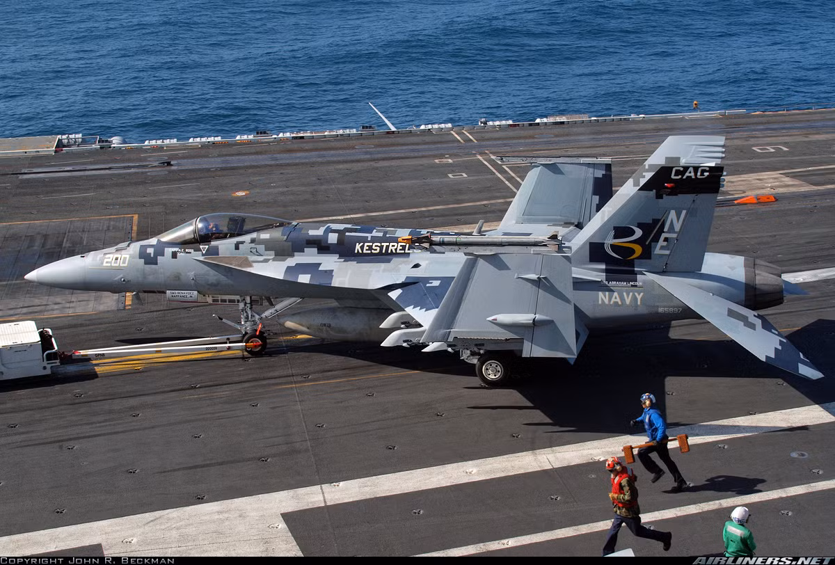Nho F-35C, tiem kich ham F/A-18E/F song toi nam 2035