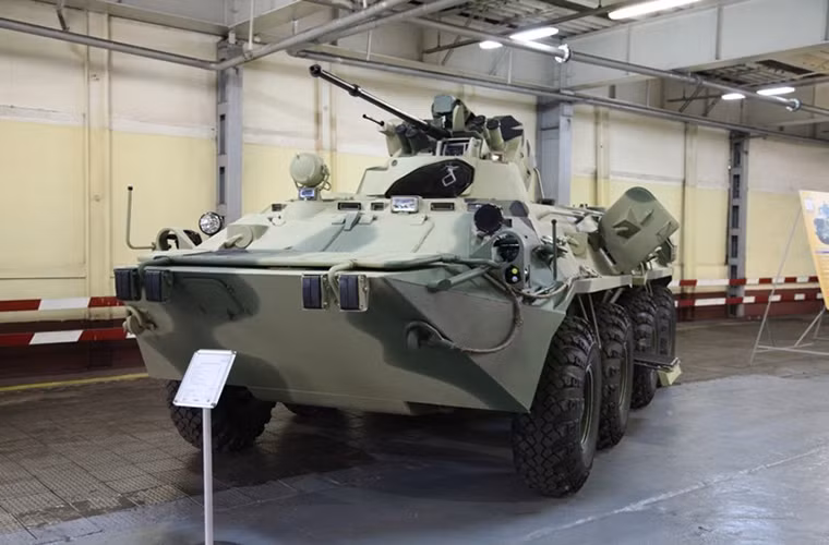 Một chiếc BTR-82A do nhà máy AMZ chế tạo với phần tháp pháo tự động 30mm đặc trưng.