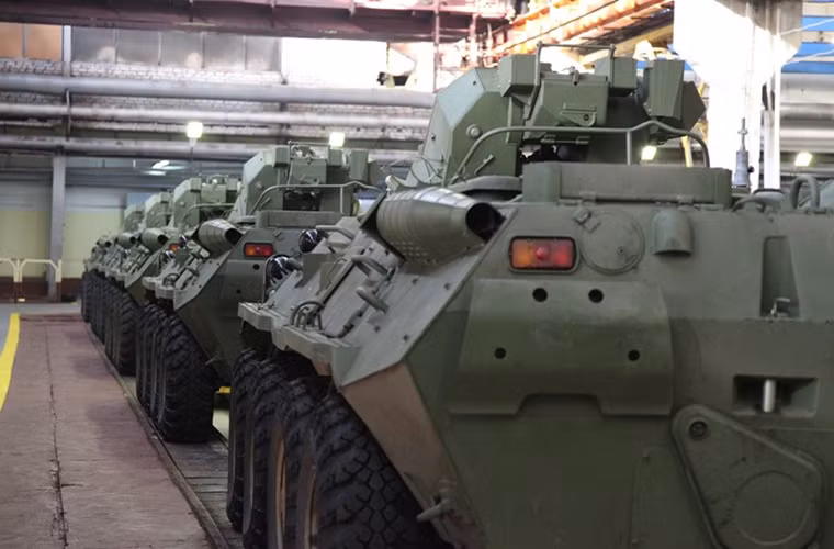 Tuy nhiên điểm hạn chế của BTR-82A vẫn là khả năng chở quân của nó dù có thể chở theo 10 binh sĩ bao gồm cả kíp chiến đấu nhưng khoang chở quân bên trong BTR-82A khá nhỏ dù đã loại bỏ tháp pháo 14.5mm KPVT cũ của BTR-80.
