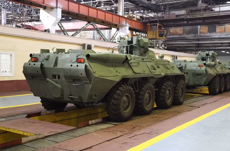 So với các phiên bản trước đó của BTR-80, BTR-82A được đánh giá là có khả năng tác chiến hiệu quả hơn rất nhiều nhất là việc nó được trang bị tổ hợp vũ khí tự động điều khiển từ xa gồm 1 pháo tự động 30mm 2A72 và một súng máy đồng trục 7.62mm.