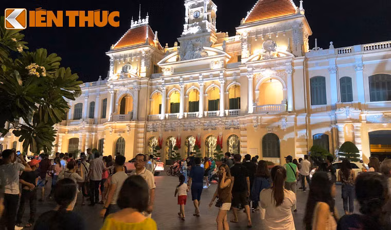 Từ tối nay 30/4, nhiều tuyến đường đổ về khu vực trung tâm TP HCM đông kín người. Các điểm thu hút đông đảo người dân đến vui chơi là khu vực trước trụ sở UBND - HĐND TP, phố đi bộ Nguyễn Huệ...