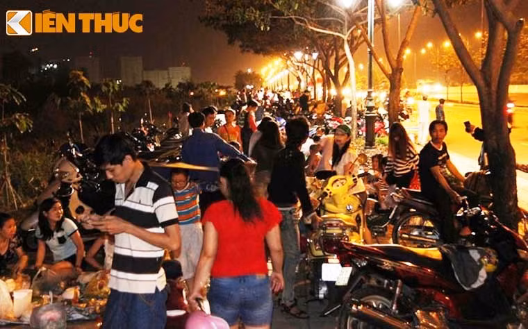 Đại lộ Mai Chí Thọ (đoạn gần khu vực hầm Thủ Thiêm, nơi diễn ra bắn pháo hoa lúc 21h ngày 30/4) gần đến giờ bắn pháo hoa đông kín người.