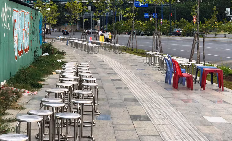 Thậm chí có người dân chiếm cả vỉa hè gần hơn 500 mét để làm chỗ kinh doanh tối 30/4 ở khu vực bắn pháo hoa.