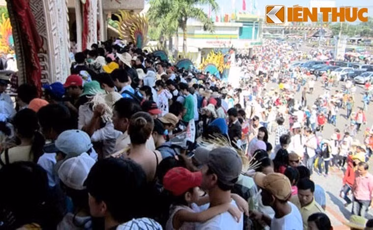 Khu du lịch Suối Tiên ở cửa ngõ phía Đông TP HCM chen kín người từ sáng sớm đến trưa 30/4.