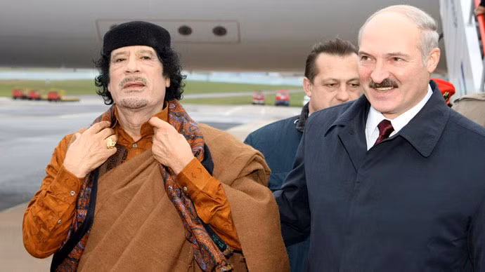 Tổng thống Belarus Lukashenko (phải) gặp cố Tổng thống Libya Gaddafi.