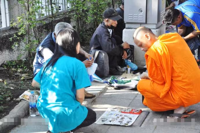 Sư thầy đang lựa đồ. Ảnh Sina