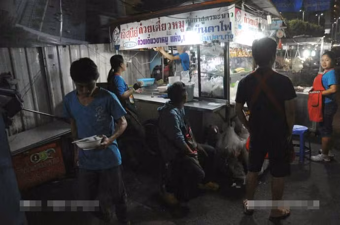 Xe bán hàng ăn đêm ở Bangkok. Ảnh Sina