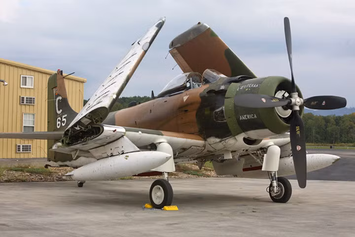 Cánh của máy bay A-1H/AD-1 có thể gập lại được.