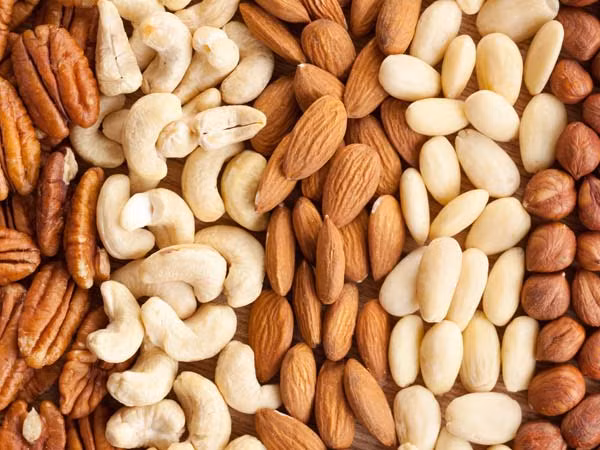 Hạt hạch. Các loại hạt hạch như hạt điều, hạnh nhân, óc chó...rất giàu axit béo omega 3, giúp trung hòa nồng độ axit trong dạ dày của bạn để giảm viêm dạ dày và ợ nóng.