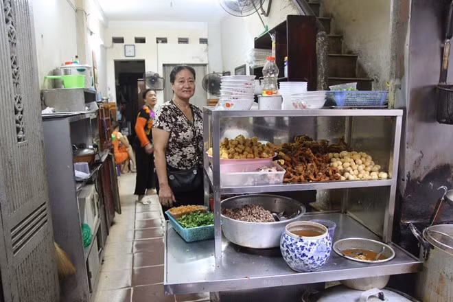 Bà Nội chia sẻ, bà bán bánh đúc từ thời bao cấp. Xưa đây chỉ là món ăn bình dân của thời nghèo khó. Nhưng khi kinh tế phát triển, gia đình vẫn giữ nghề truyền thống. Điều đặc biệt là, chính vị ngon của bánh đúc nóng đã làm không biết bao thế hệ thực khách xiêu lòng với quán nhỏ đơn sơ này.