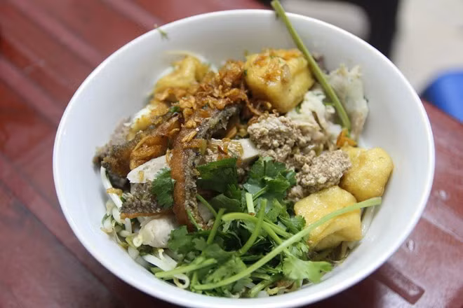 Miến trộn thập cẩm là món ăn mới nhất của quán nhưng lại được thực khách rất yêu thích. Loại miến ngon được bà tìm mua kết hợp với rất nhiều loại nguyên liệu ăn cùng rau thơm và ớt chưng sẽ khiến bạn nhớ mãi.