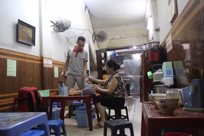Khách hàng của quán đủ mọi tầng lớp, lứa tuổi. Có người là khách quen của quán từ thuở nhỏ, từ hàng chục năm nay. Ngày ngay, quán thu hút rất nhiều bạn trẻ đến trải nghiệm và thưởng thức như một trong những món ăn ngon, bổ, rẻ và nổi tiếng Hà Nội.
