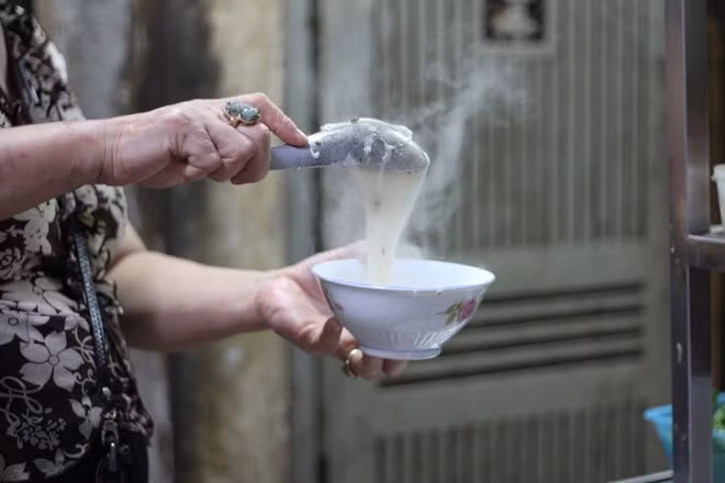 Bánh đúc của bà vẫn giữ được hương vị hàng chục năm qua. Nhiều khách hàng đến không chỉ ăn cho no mà còn để ngắm lại, hồi tưởng lại món bánh nổi tiếng gắn liền với một thời kỳ khốn khó.