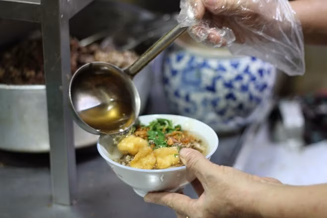 Giá bánh đúc chỉ 15.000 đồng một bát, khá rẻ so với những món quà vặt hiện nay. Ăn bát bánh đúc vừa ấm, vừa cảm thấy gần như no bụng.