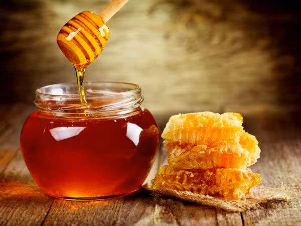 Mật ong. Mật ong cũng là một trong những thực phẩm có tính kháng khuẩn tuyệt vời. Chỉ cần uống trực tiếp 2-3 muỗng mật ong để làm giảm các triệu chứng ngộ độc thực phẩm, bằng cách kiểm soát sự hình thành các axit dư thừa trong dạ dày.