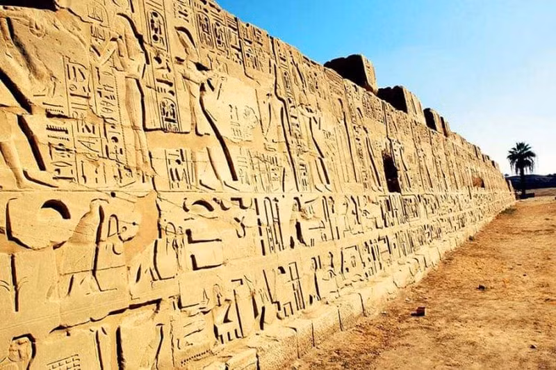 Tuy nhiên, vào năm 1798, sau khi phát hiện ra hòn đá Rosatta Stone các nhà khoa học đã giải mã được một phần ngôn ngữ tượng hình này. Theo đó, họ nhận ra đây chỉ là những hình minh hoạ chứ không phải là một chữ cái hoàn chỉnh.