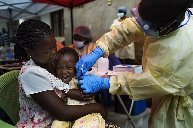 9. Dịch bệnh Ebola ở Tây Phi( 2014-2016). Ebola đã tàn phá Tây Phi từ năm 2014 đến năm 2016, với 28.600 trường hợp mắc bệnh và 11.325 trường hợp tử vong. Trường hợp đầu tiên được báo cáo là ở Guinea vào tháng 12 năm 2013, sau đó bệnh nhanh chóng lây lan sang Liberia và Sierra Leone.