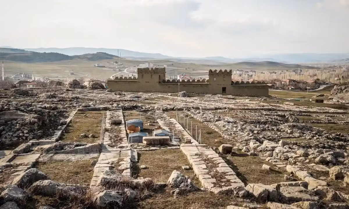 Đế chế Hittite nổi lên vào khoảng năm 1650 TCN ở vùng trung tâm bán khô hạn Anatolia, một khu vực bao gồm phần lớn Thổ Nhĩ Kỳ hiện đại.