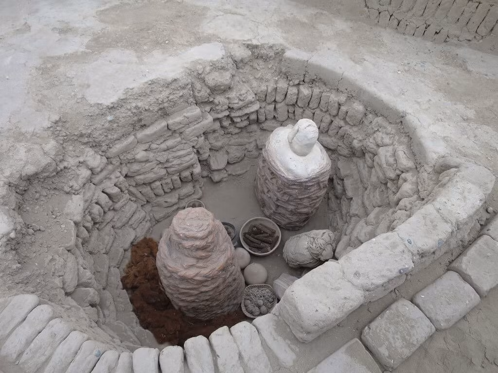 Văn hóa Ychsma, phát triển ở khu vực vào khoảng năm 1000 SCN trước khi bị sáp nhập vào Đế chế Inca ở thế kỷ 15, dường như đã sử dụng Huaca Pucllana làm nơi chôn cất.
