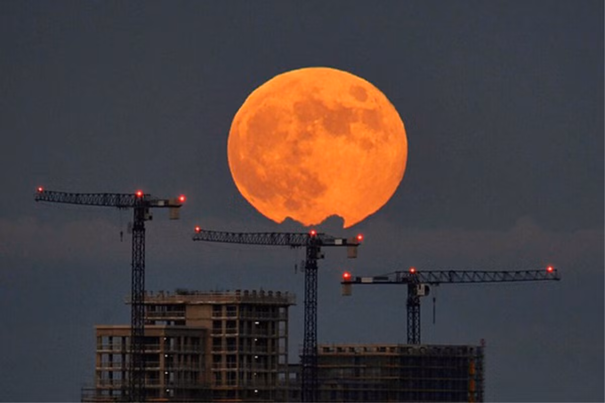Trong nguyệt thực toàn phần, Mặt Trăng thường có ánh đỏ. Nguyên nhân là ánh sáng từ Mặt Trời khúc xạ quanh Trái Đất như thể hành tinh xanh là một lăng kính, các sóng ánh sáng bị kéo dài ra nên chúng xuất hiện ở vùng đỏ hơn của quang phổ khi chạm đến Mặt Trăng.