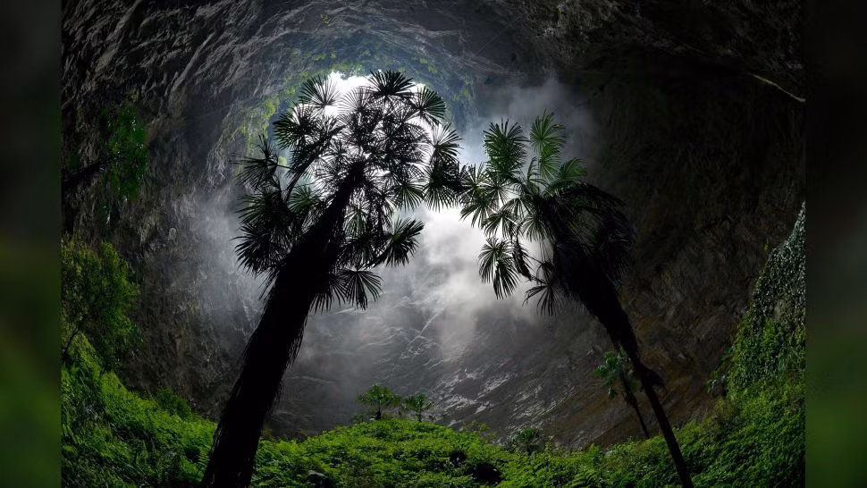 Theo hãng thông tấn Tân Hoa Xã, hố sụt sâu tới 630 feet (192 mét), đủ sâu để nuốt chửng Cổng vòm St. Louis. Một nhóm các nhà gia tốc học và người thám hiểm đã tiến vào hố sụt vào ngày 6/5, phát hiện ra rằng có ba lối vào hang động.