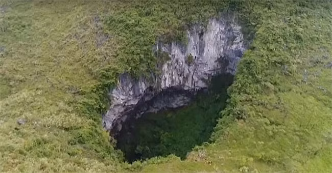 Sau đó, nó nhỏ giọt, lao nhanh và chảy qua các vết nứt trên nền đá, từ từ mở rộng chúng thành các đường hầm và khoảng trống. Theo thời gian, nếu một khoang hang đủ lớn, trần hang có thể dần dần sụp xuống, mở ra những hố sụt khổng lồ.