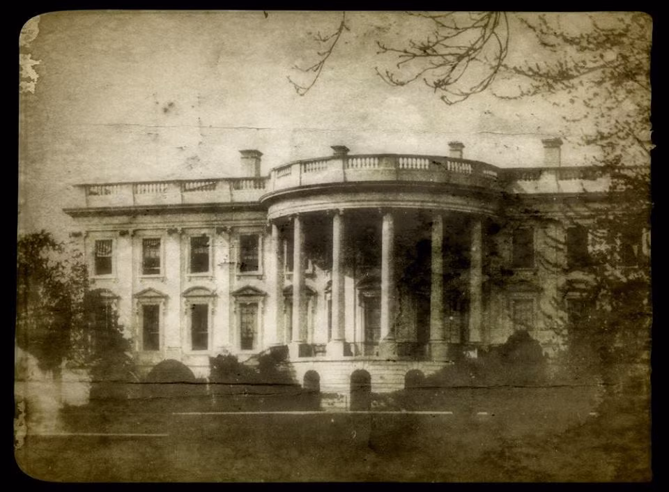 Nhiều người khác, bao gồm các Tổng thống Hoa Kỳ Harry S. Truman và Theodore Roosevelt, các đệ nhất phu nhân Grace Coolidge và Eleanor Roosevelt, cùng hàng chục trợ lý và nhân viên Nhà Trắng cũng đã nhìn thấy những bóng ma hoặc nghe thấy tiếng bước chân hay tiếng gõ ma quái mà họ cho là của hồn ma Lincoln.