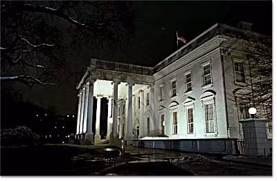 Nhiều cảnh tượng và sự kiện ma quái xoay quanh tổng thống thứ 16 Abraham Lincoln đến nỗi cụm từ "bóng ma của Lincoln" đã trở nên nổi tiếng. Một số sự kiện nổi bật nhất trong số này là câu chuyện vào năm 1940 của Thủ tướng Anh Winston Churchill, người đã qua đêm trong Phòng ngủ Lincoln. Churchill cho biết khi ông vừa bước ra khỏi bồn tắm, thì đã bắt gặp hồn ma của Lincoln đang dựa vào bệ lò sưởi. Churchill khi đó đã nói: "Chào buổi tối, thưa Tổng thống," nhưng con ma chỉ mỉm cười và biến mất. Churchill sau đó đã chuyển đến một phòng ngủ đối diện hành lang.
