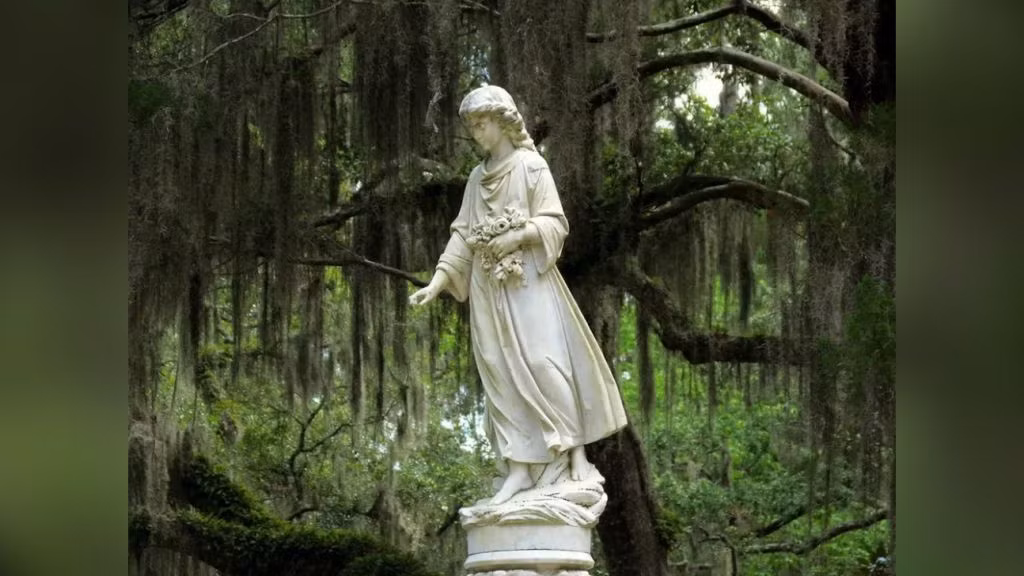 3. Savannah, Georgia. Là nơi có hàng chục ngôi nhà ma ám nổi tiếng, Savannah thường được gọi là "thành phố bị ma ám", nổi bật trong đó là nghĩa trang Bonavoji lịch sử của thành phố. Trong số những hồn ma thường trú tại nghĩa trang có Gracie Watson, một đứa trẻ 6 tuổi chết vì bệnh viêm phổi vào năm 1889.