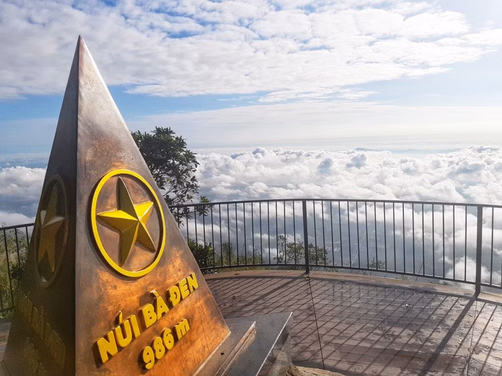 Nơi đây nổi tiếng là một điểm đến linh thiêng của vùng đất thánh Tây Ninh, với những điển tích và câu chuyện kỳ bí gắn liền với Bà Đen - người được vua Gia Long phong hiệu "Linh Sơn Thánh Mẫu".