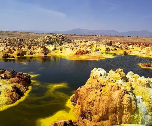 Vùng trũng Danakil là quê hương của Gada Ale, một ngọn núi lửa nằm ở độ cao khoảng 287 mét và đã gia nhập chuỗi núi lửa Erta Ale. Đó là một ngọn núi lửa dạng tầng, được tạo thành từ các lớp dung nham và tro, bên trong là một miệng núi lửa rộng lớn chứa chất lỏng và khí đang sôi sùng sục.