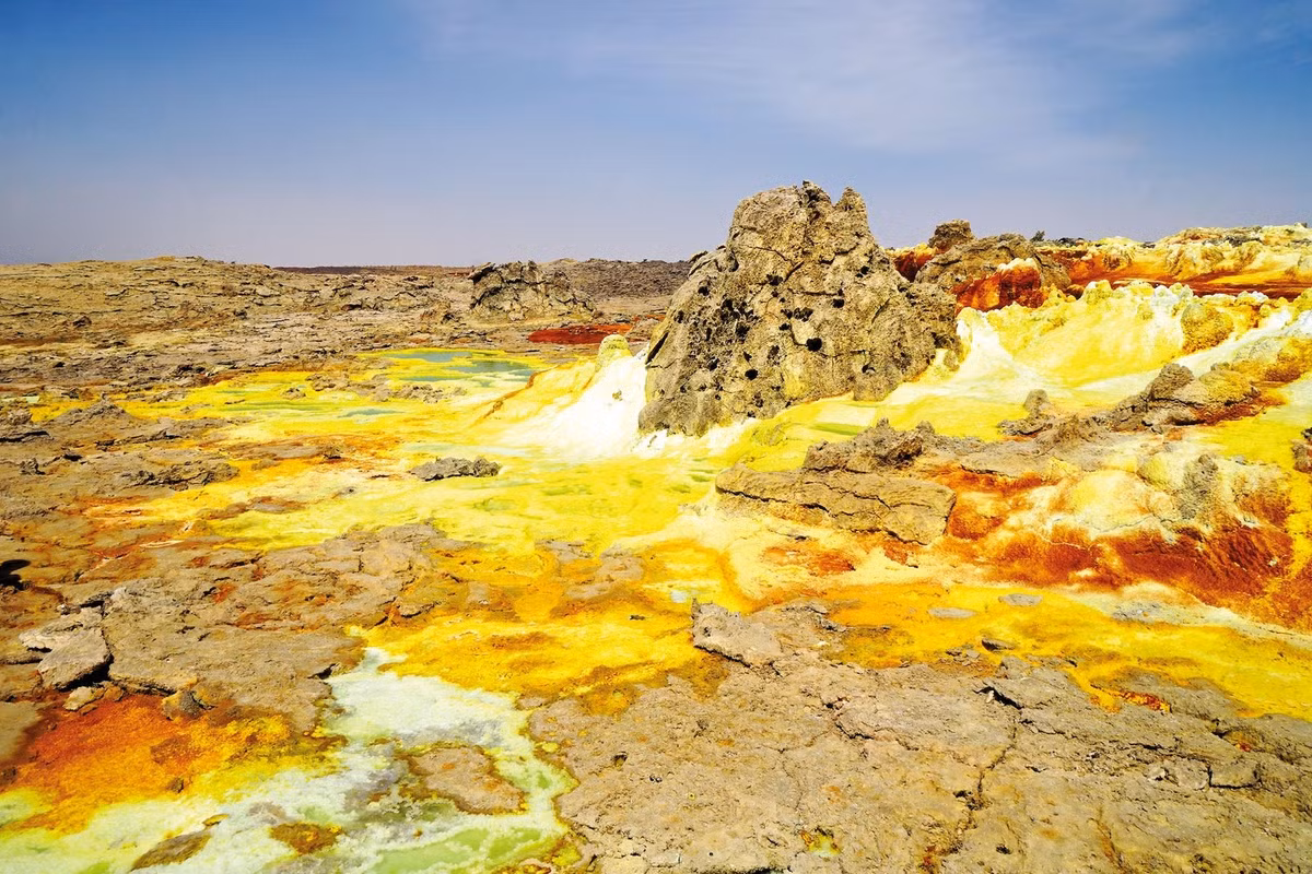  Vùng trũng Danakil ở miền bắc Ethiopia là một vùng địa chất gây tò mò cho nhân loại. Dung nham cháy xanh và những dòng suối màu vàng sáng của nó có thể gây ảo giác cho mắt, nhưng đồng thời cũng là biểu hiện của sự tách giãn lục địa.