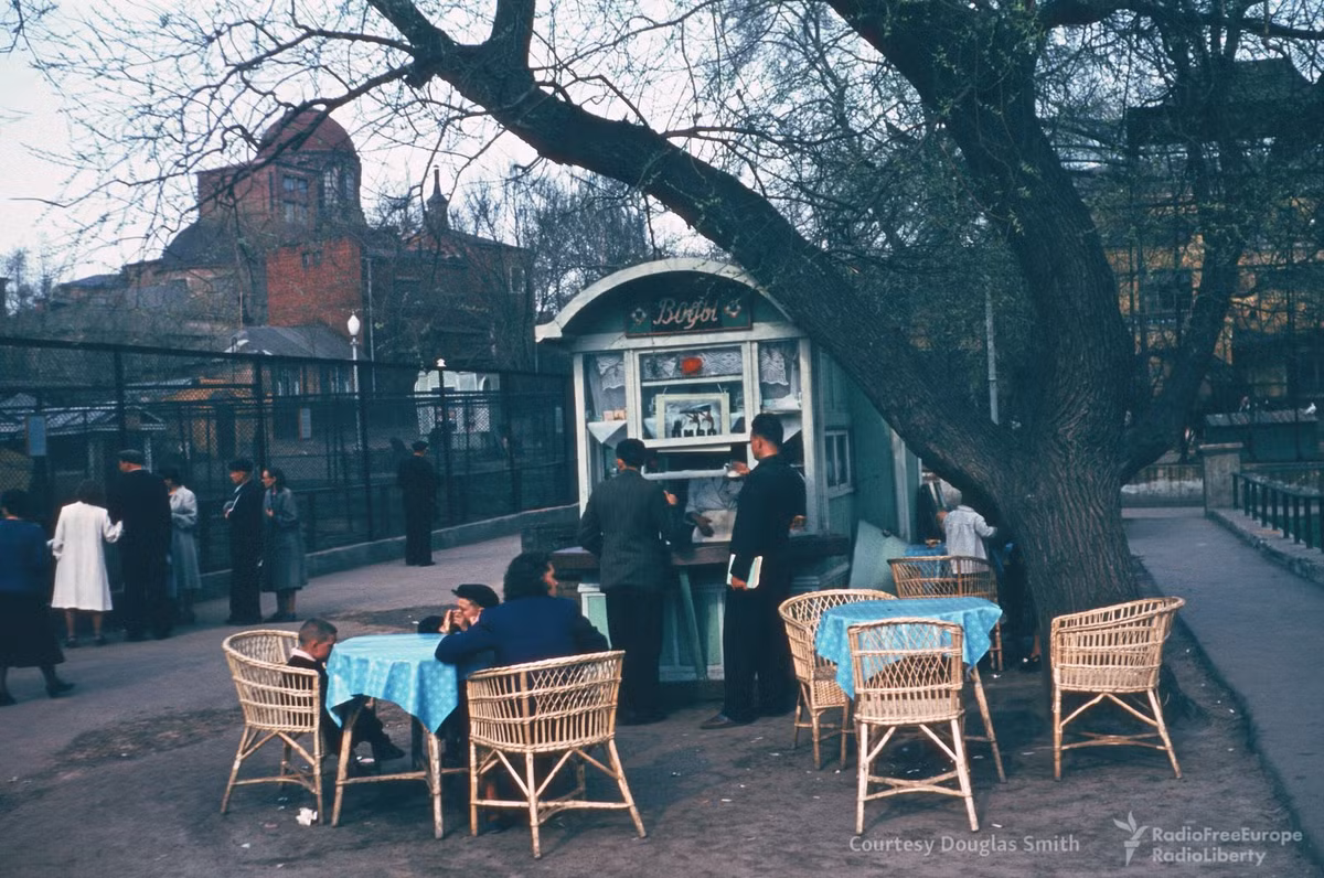 Khung cảnh Sở thú Moscow với Đền thờ Thánh George ở phía sau.