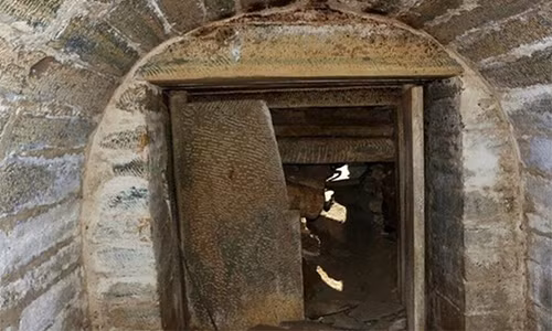 Người đàn ông chết trong lăng mộ được coi là kẻ trộm mộ xui xẻo nhất lịch sử Trung Hoa. Hắn ta cùng đồng bọn vơ vét của cải bên trong, nhưng cuối cùng không được giàu sang phú quý, lại phải chôn xác trong lăng mộ suốt ngàn năm.