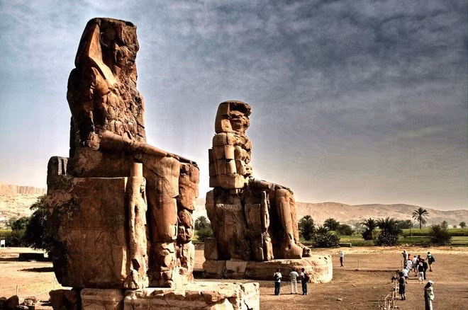 Sau đó, những trận lụt ở sông Nile liên tiếp xảy ra đã bào mòn phần móng tượng. Các Pharaoh đời sau buộc phải phá hủy toàn bộ ngôi đền, tái sử dụng phần khối đá cho công trình khác. Tuy vậy, hai pho tượng khổng lồ vẫn sừng sững dù chịu sự bào mòn tàn phá của thiên nhiên và thời gian suốt hàng ngàn năm qua.