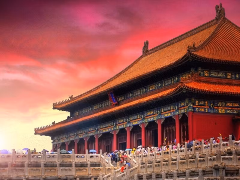Tử Cấm Thành là cung điện hoàng gia, có tường đỏ ngói vàng, long lanh rực rỡ. Vậy tại sao người đời lại gọi cung điện hoàng gia này là Tử (tím) Cấm Thành?