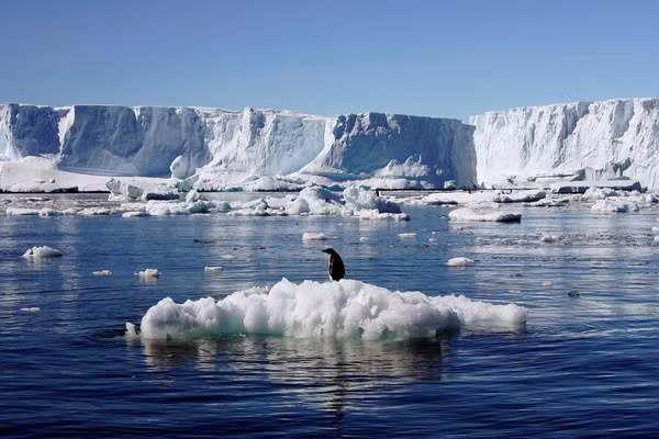 Mỗi mùa hè, nhiệt độ và ánh sáng mặt trời tăng lên khiến nhiều bề mặt băng Greenland tan chảy, tạo thành các dòng sông và thác nước chảy xiết, di chuyển xuống đáy tảng băng tới độ sâu hàng kilomet bằng cách lao qua các vết nứt và đứt gãy lớn.