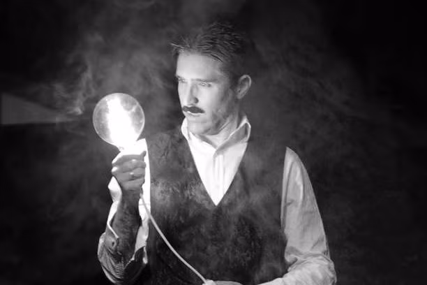 Tuy nhiên Tesla đã sai lầm hoàn toàn khi 2 nhà vật lý John Cockcroft và Ernest Walton lần đầu tiên tách được nguyên tử vào năm 1932. Năng lượng hạt nhân nếu muốn tạo ra điện trước hết phải được giải phóng khỏi nguyên tử. Và trong quá trình phân hạch hạt nhân, các nguyên tử được tách ra để giải phóng năng lượng đó.